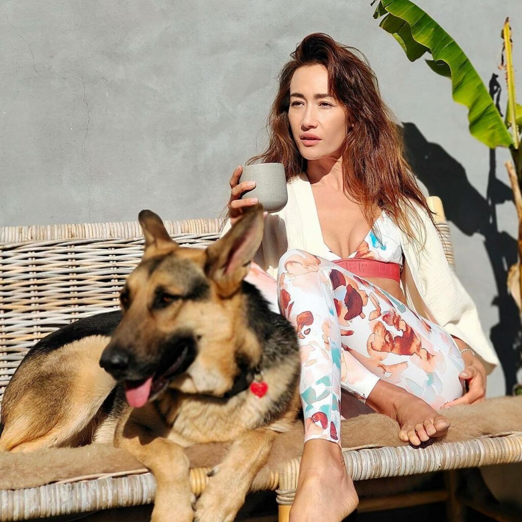 Maggie Q Feet (7 images)