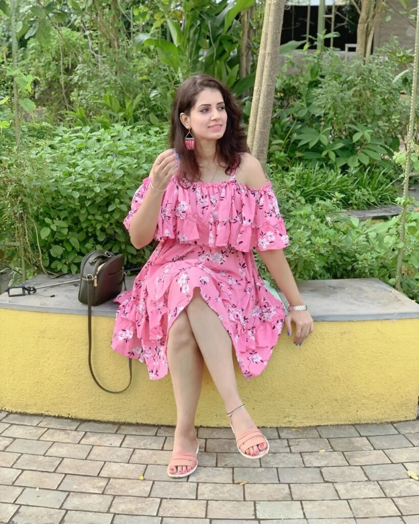 Sarita Mehandale Feet (4 pics)