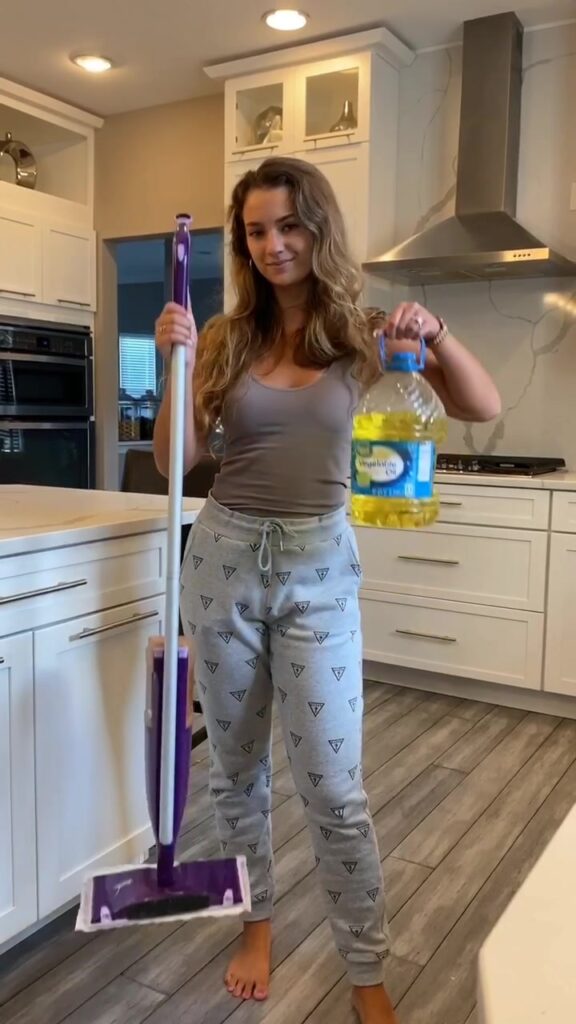 Julie Summers Feet (8 images)