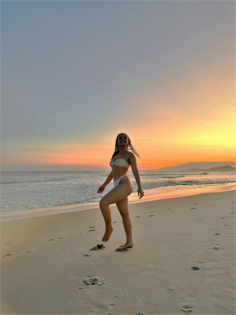 Larissa Manoela Feet (13 sexy-photos)
