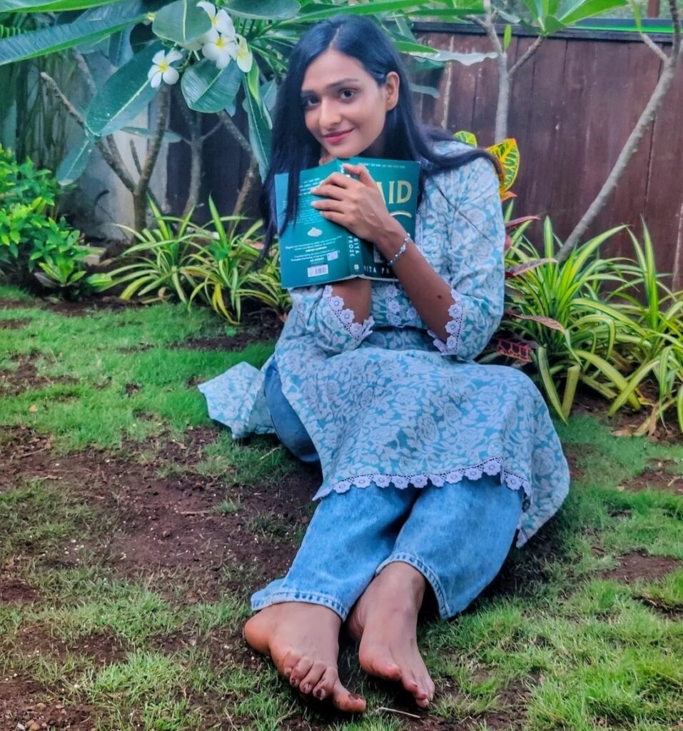Aishwarya Khare Feet (8 images)