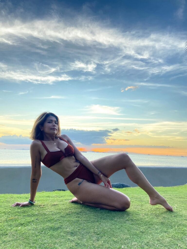 Geneva Cruz Feet (47 images)