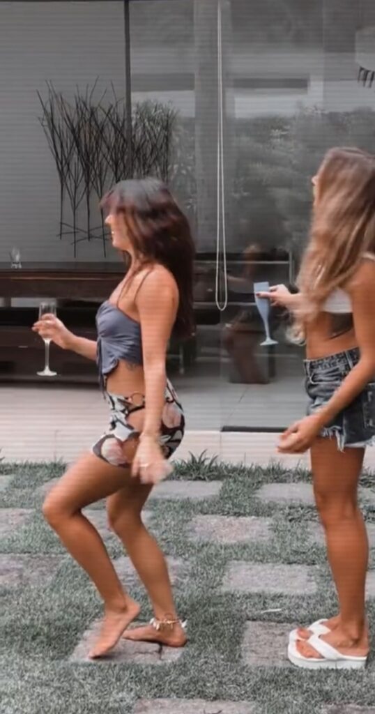 Isis Valverde Feet (16 sexy photos)
