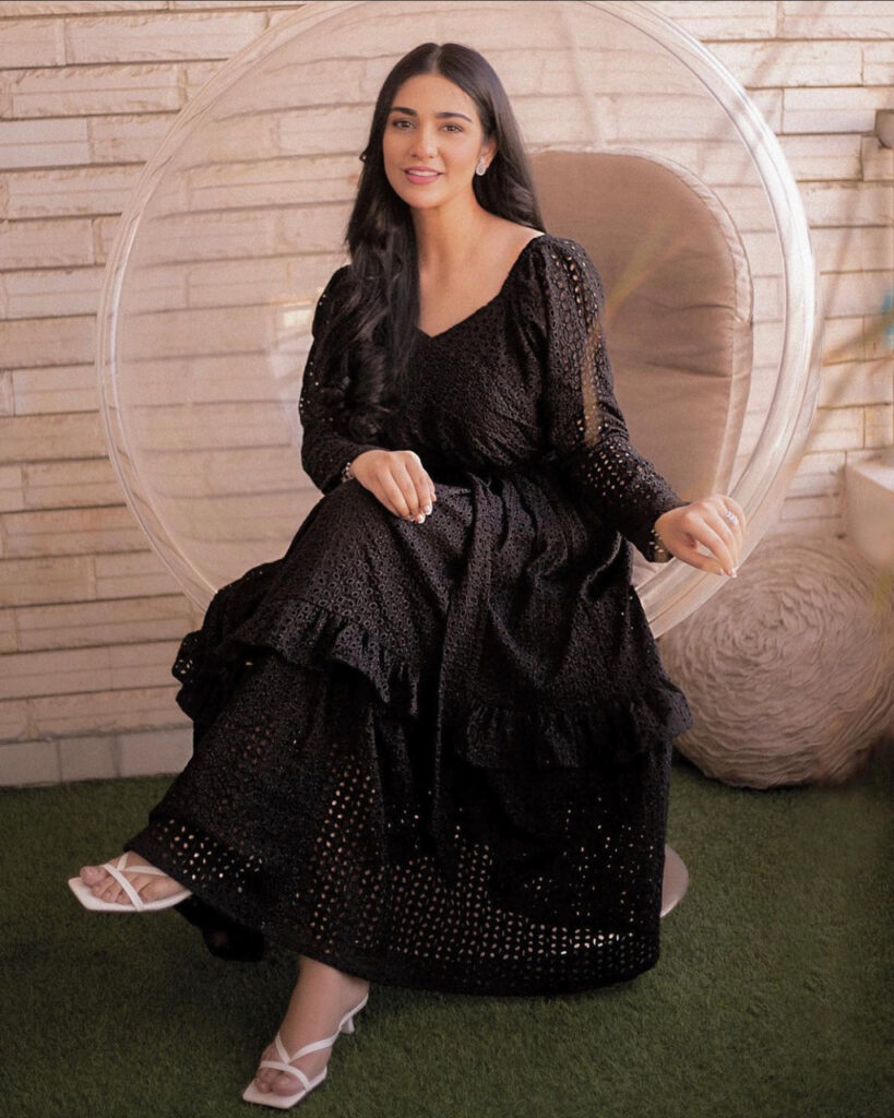 Sarah Khan Feet (5 pictures)