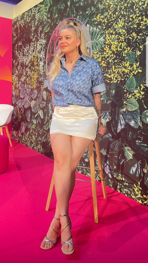 Louane Emera Feet (8 images)
