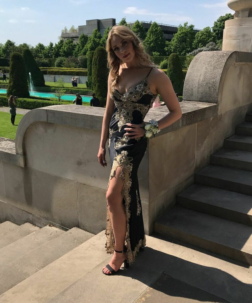 Shelby Bain Feet (17 photos)