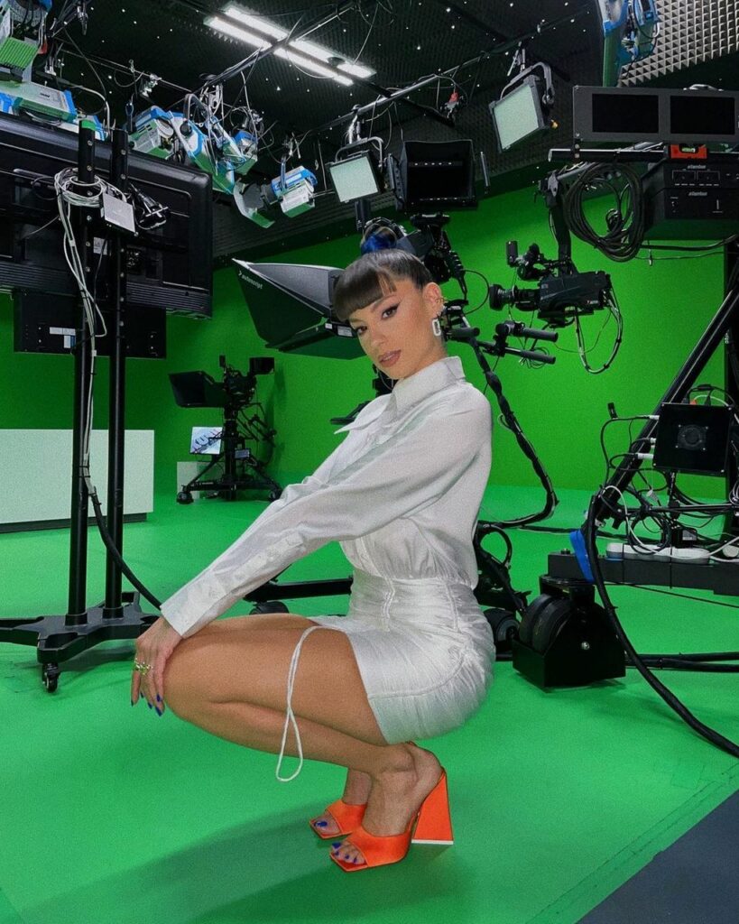 Sara Jo Feet (19 images)