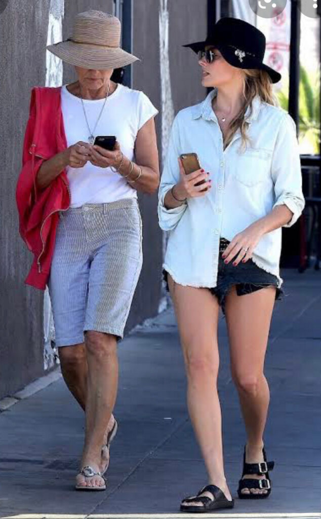 Sarie Kessler Feet (3 photos)