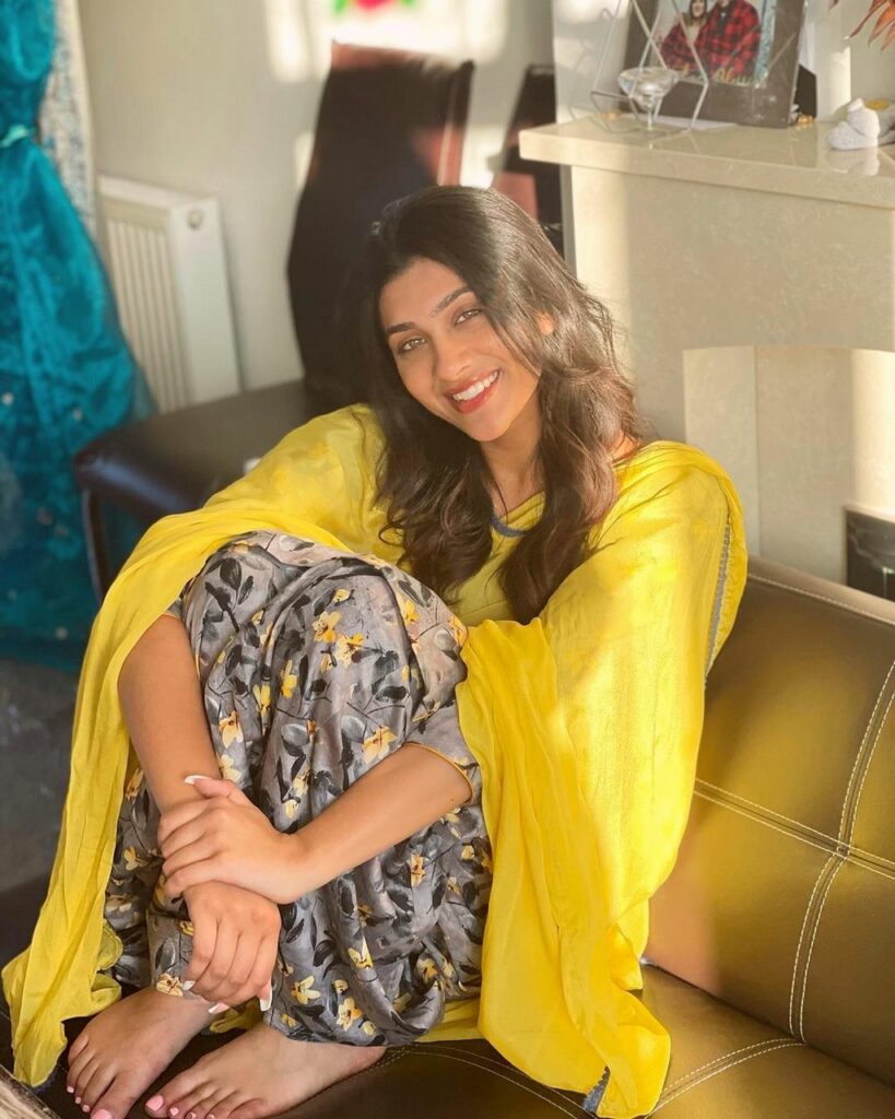 Raj Shoker Feet (10 images)