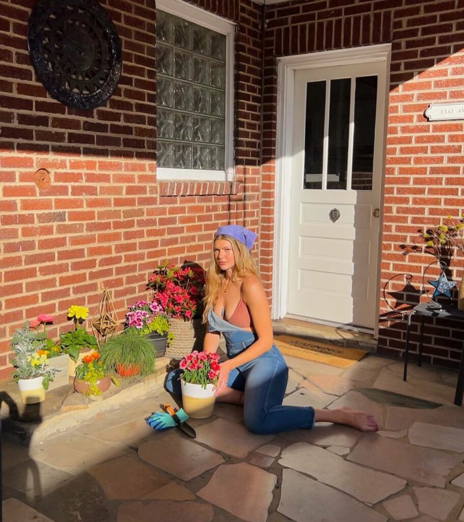 Emily Presnell Feet (11 pictures)