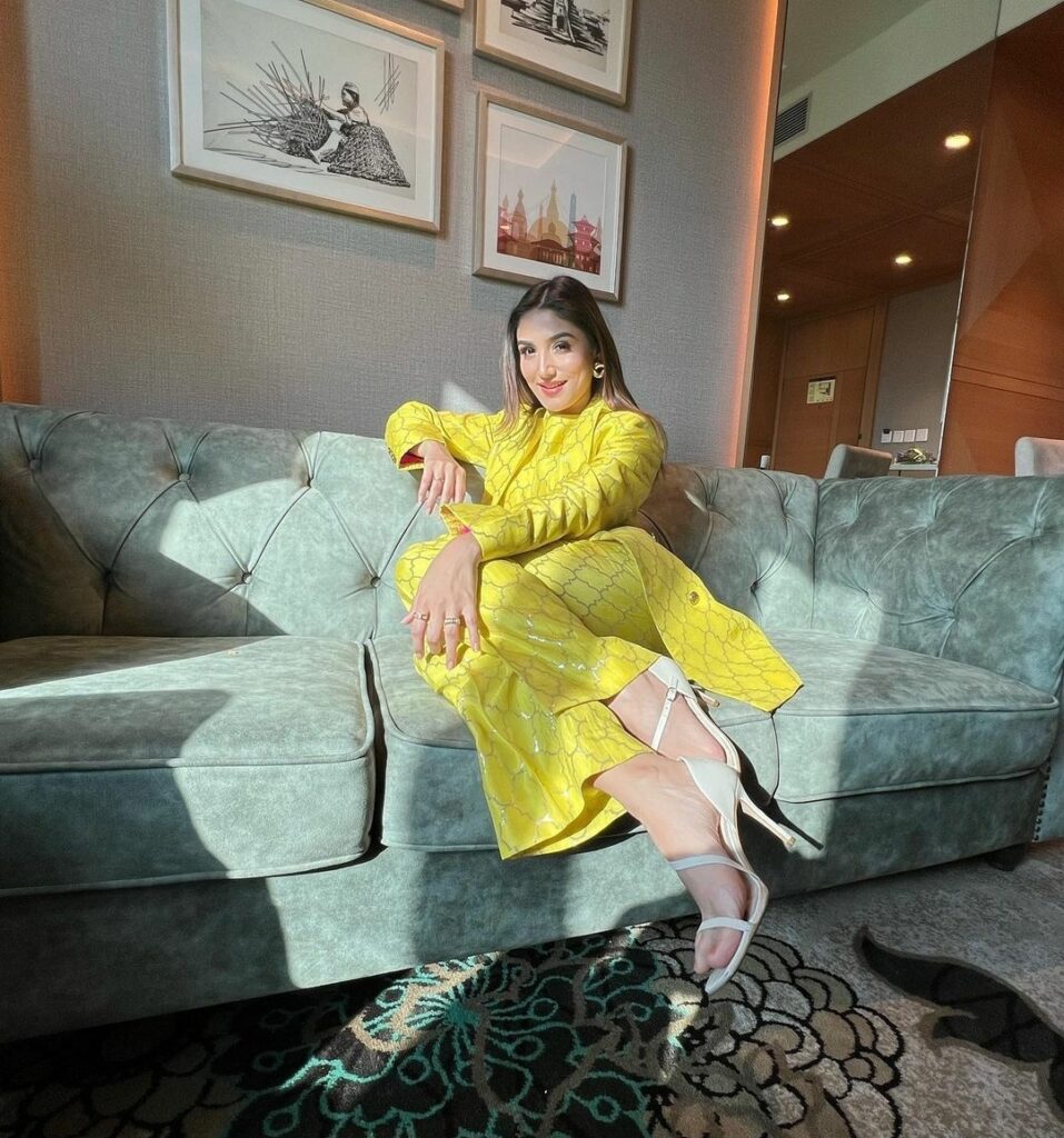 Donal Bisht Feet (3 photos)