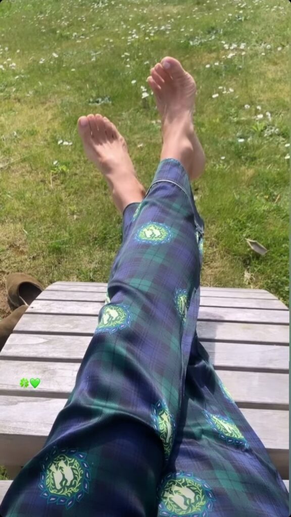 Mathilde Favier Feet (4 images)