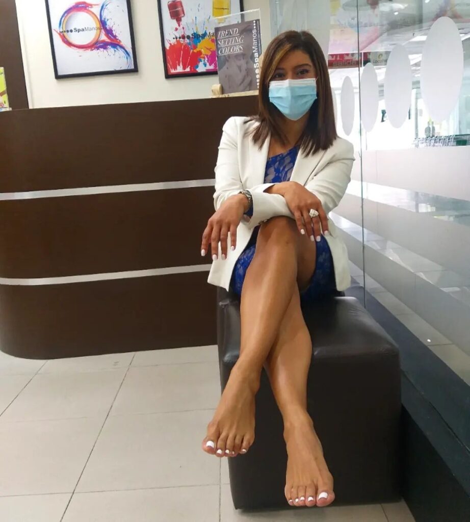 Gaudy Perozo Feet (2 images)