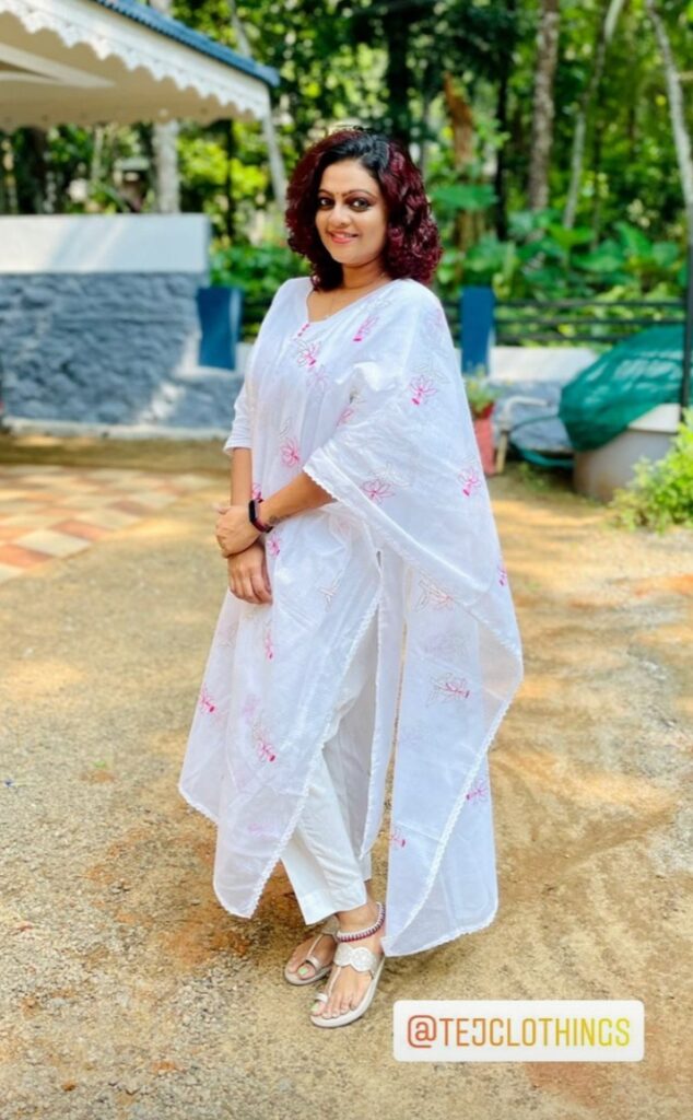 Aswathy Sreekanth Feet (4 images)
