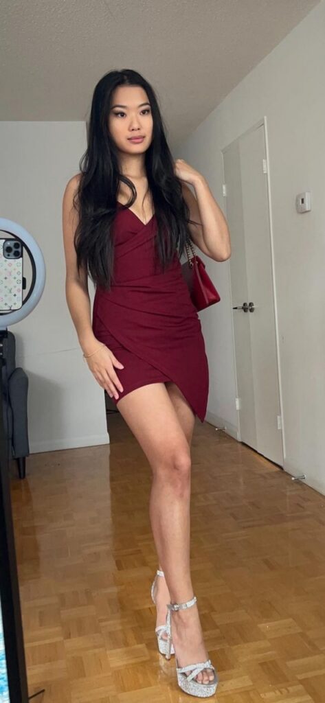 Qiyu Zhou Feet (2 images)