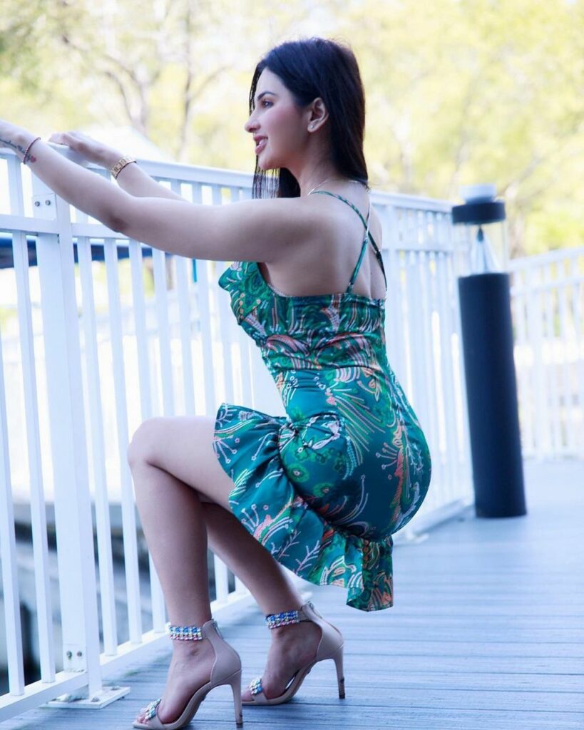 Meetii Kalher Feet (4 images)