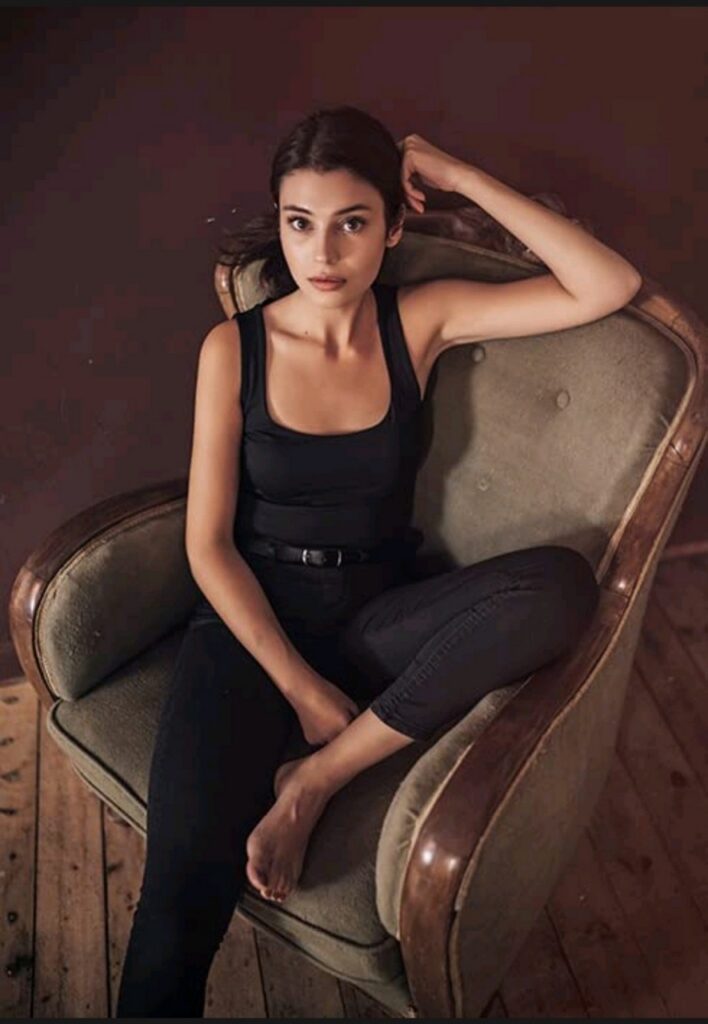 Elif Dogan Feet (2 photos)