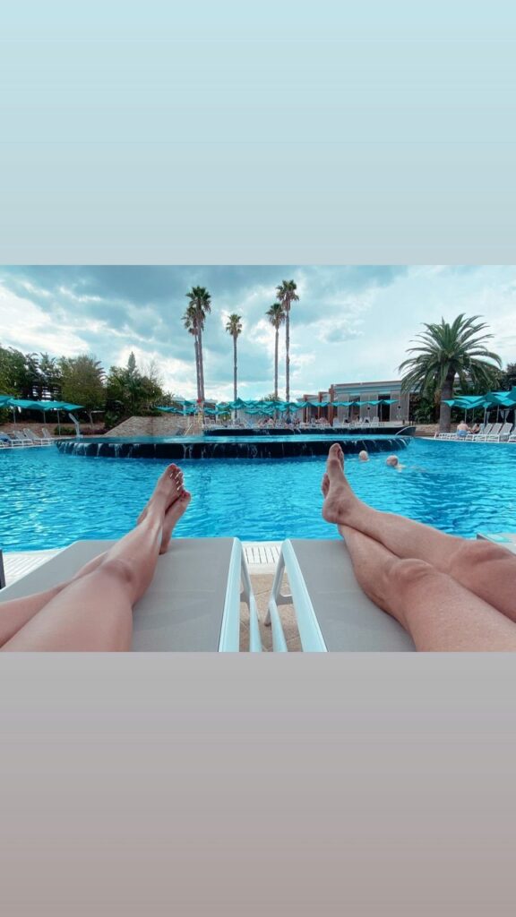 Jet Tranter Feet (2 pictures)