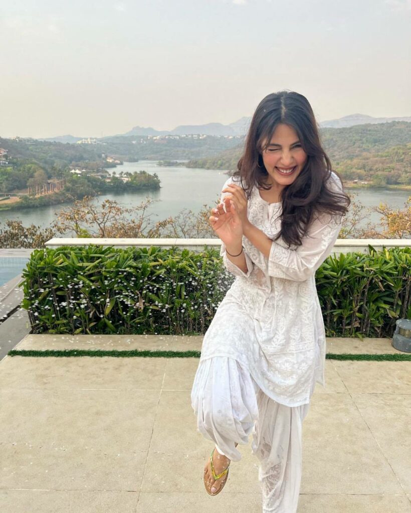 Rhea Chakraborty Feet (2 photos)