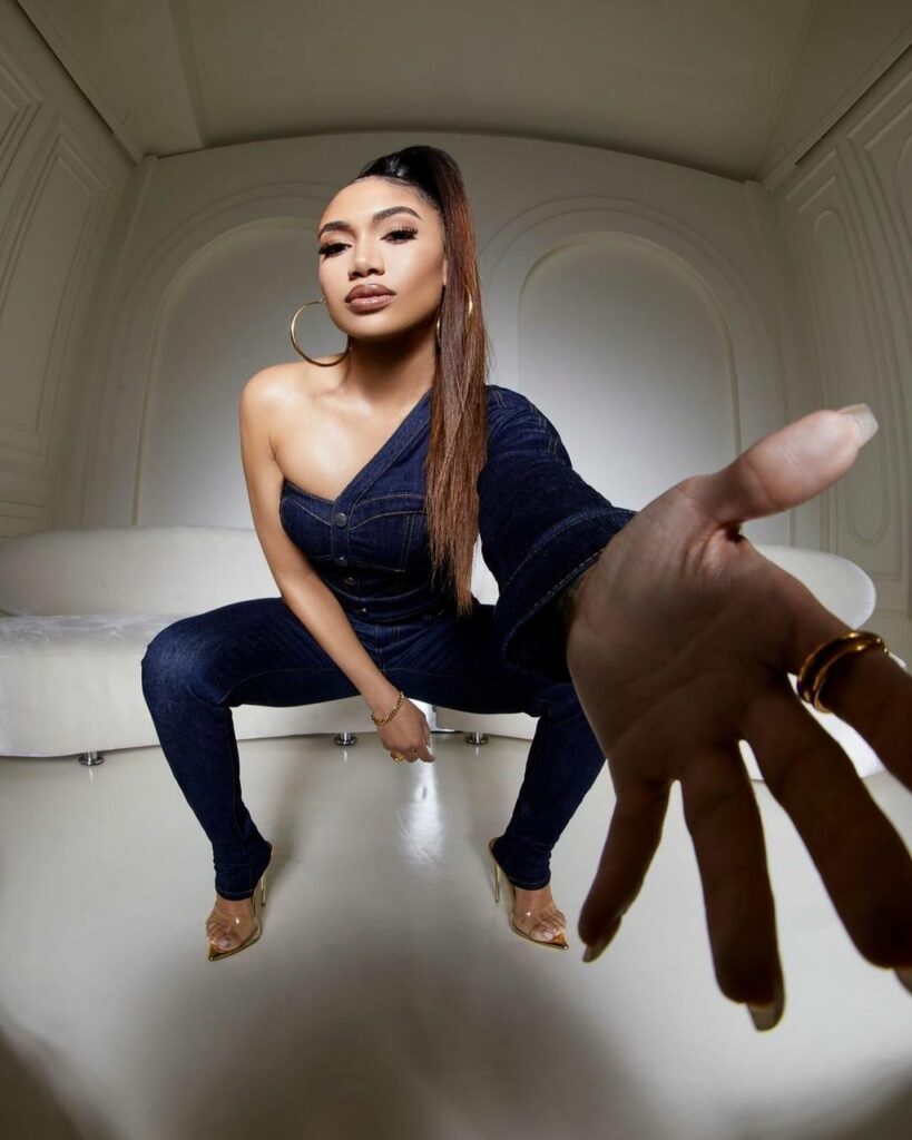 Paige Hurd Feet (2 pictures)