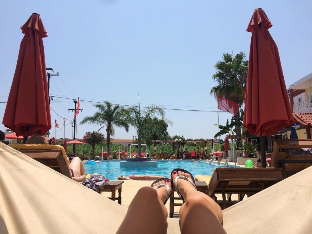 Jessica Reynolds Feet (2 photos)