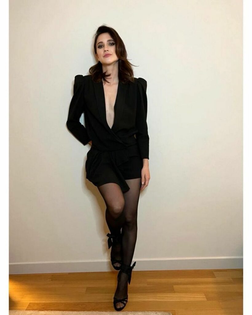 Lodovica Comello Feet (2 images)