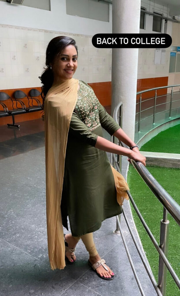 Smruthi Venkat Feet