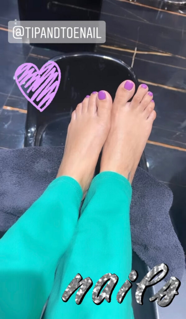 Avneet Kaur Feet (13 sexy photos)