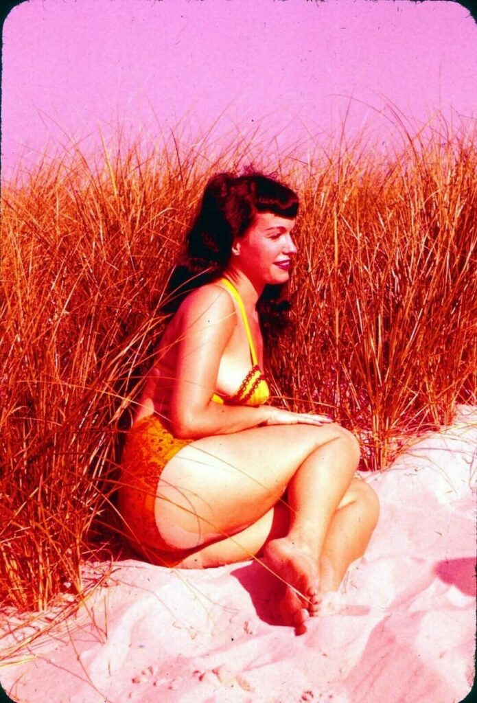 Bettie Page Feet (2 sexy photos)