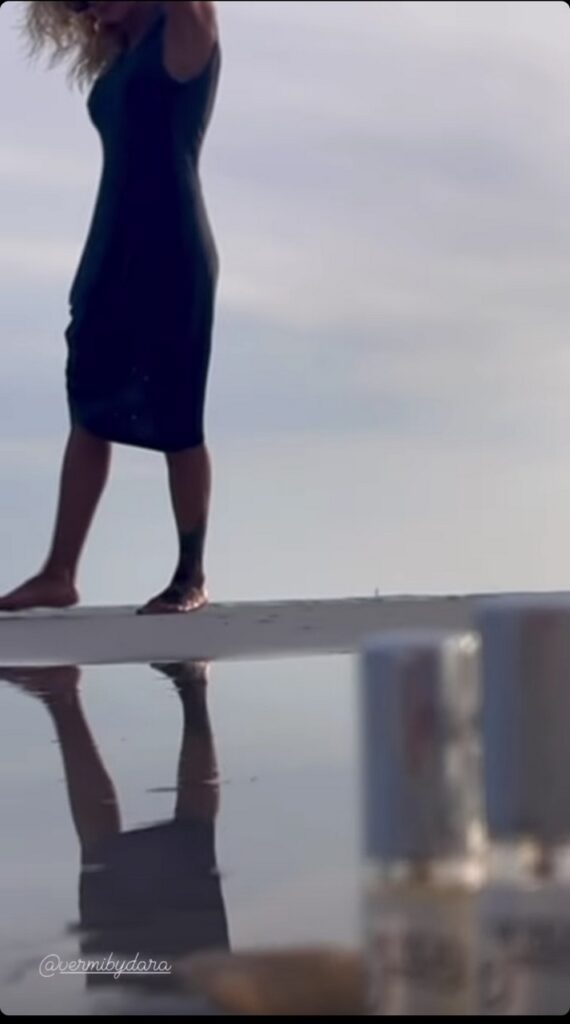 Dara Rolins Feet (2 sexy photos)