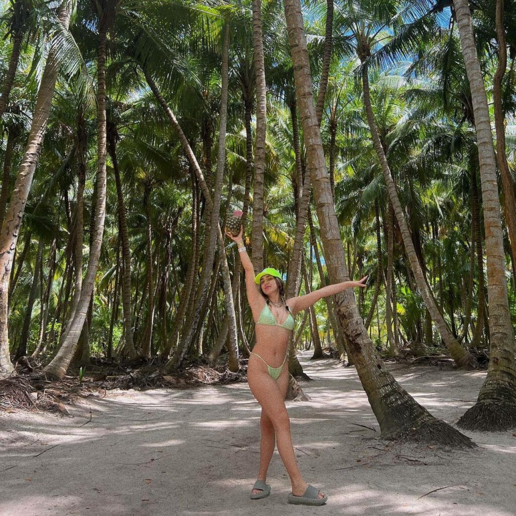 Elanur Pat Feet (4 sexy photos)