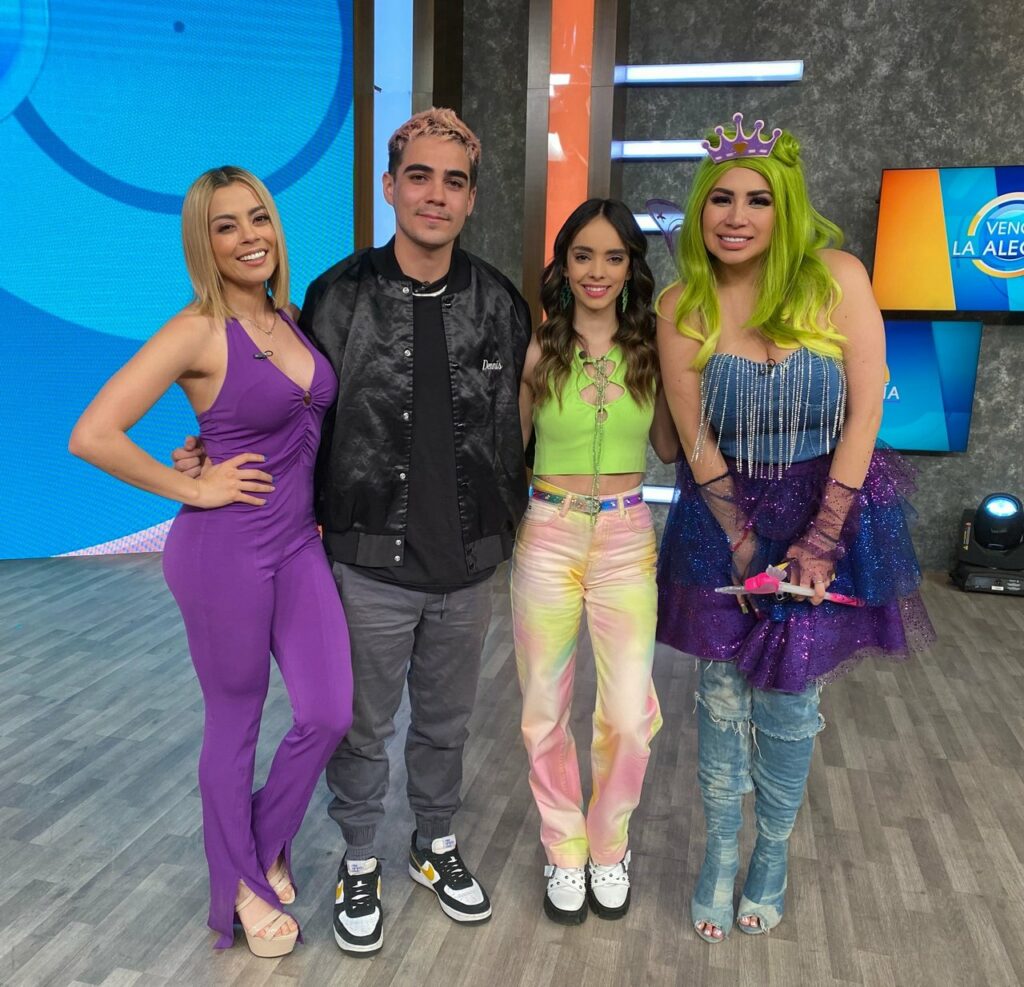 Gaby Ram Rez Feet (2 images)