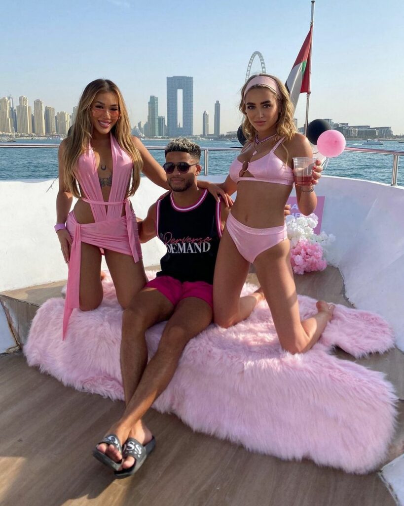 Georgia Harrison Feet (2 sexy-photos)