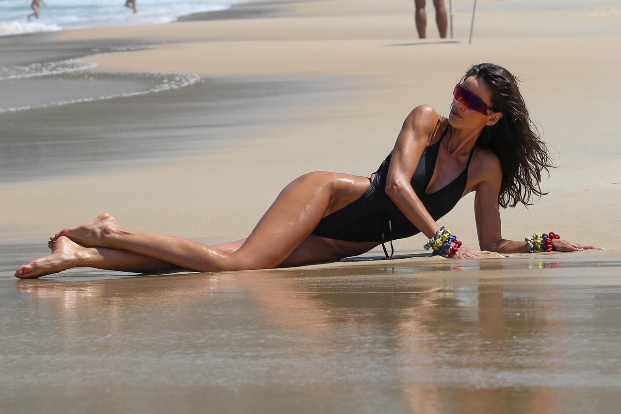 Izabel Goulart Feet