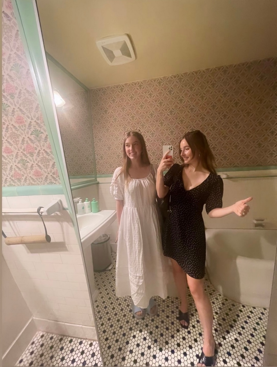 Kaitlyn Dever Feet