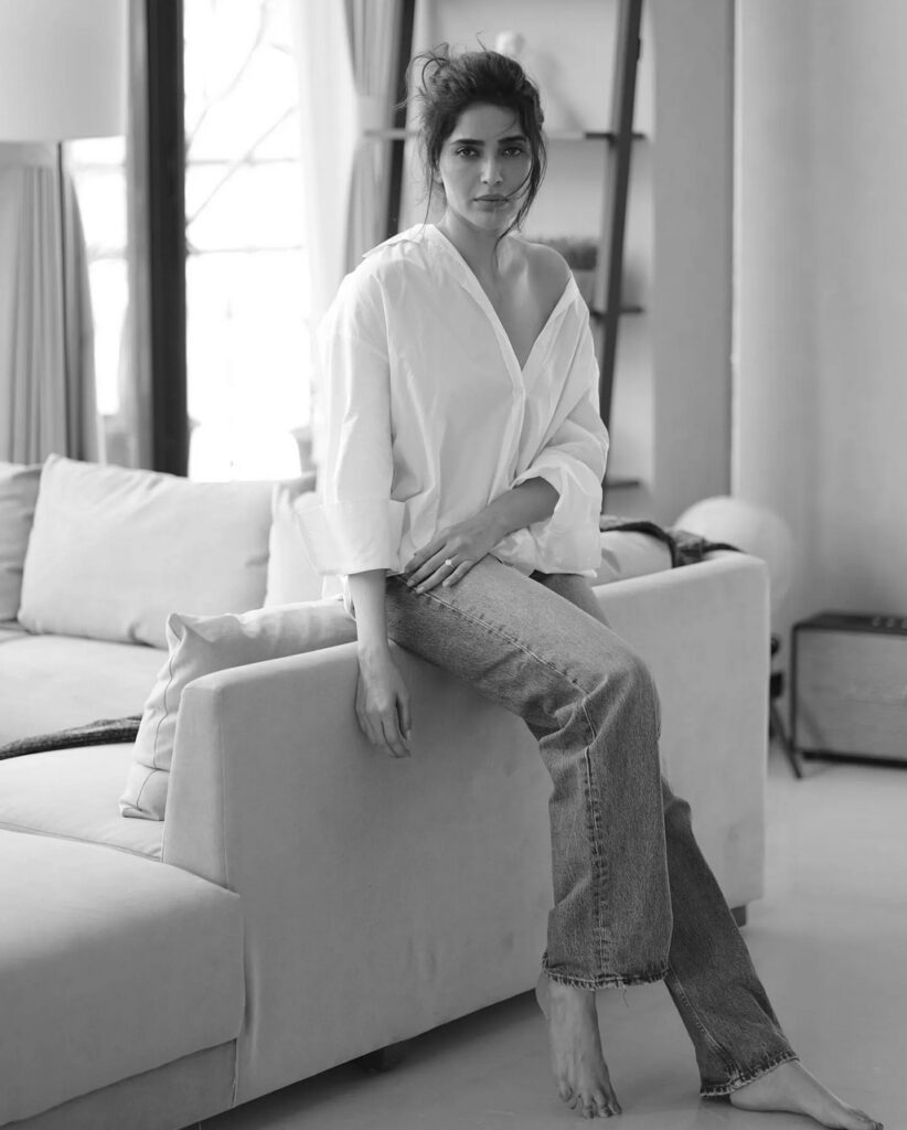 Karishma Tanna Feet (4 sexy photos)