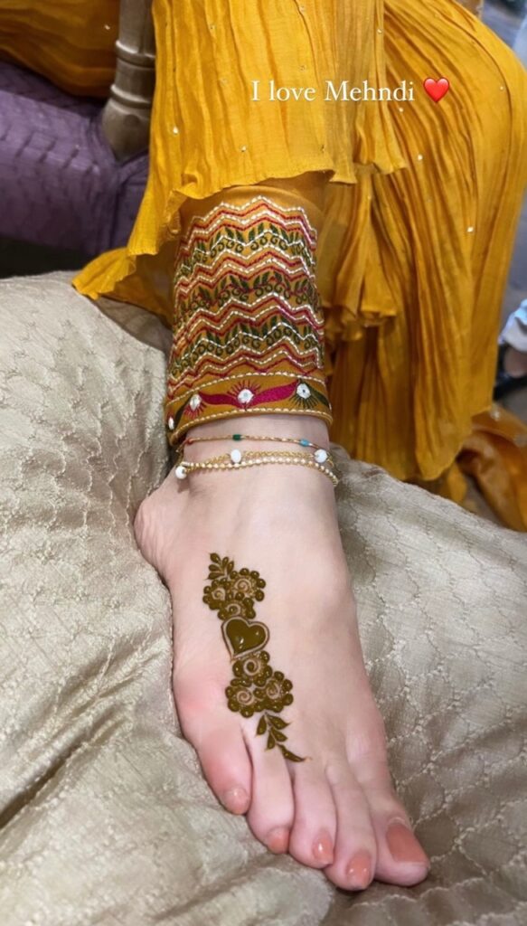 Karisma Kapoor Feet (4 sexy photos)