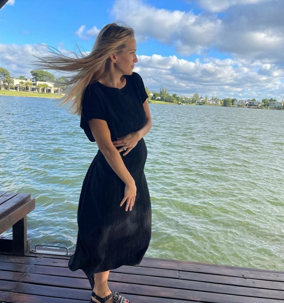 Luisana Lopilato Feet (2 sexy photos)
