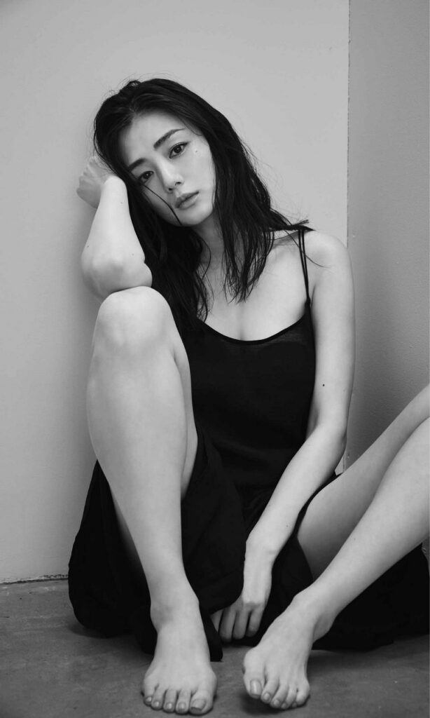 Moemi Katayama Feet (4 photos)