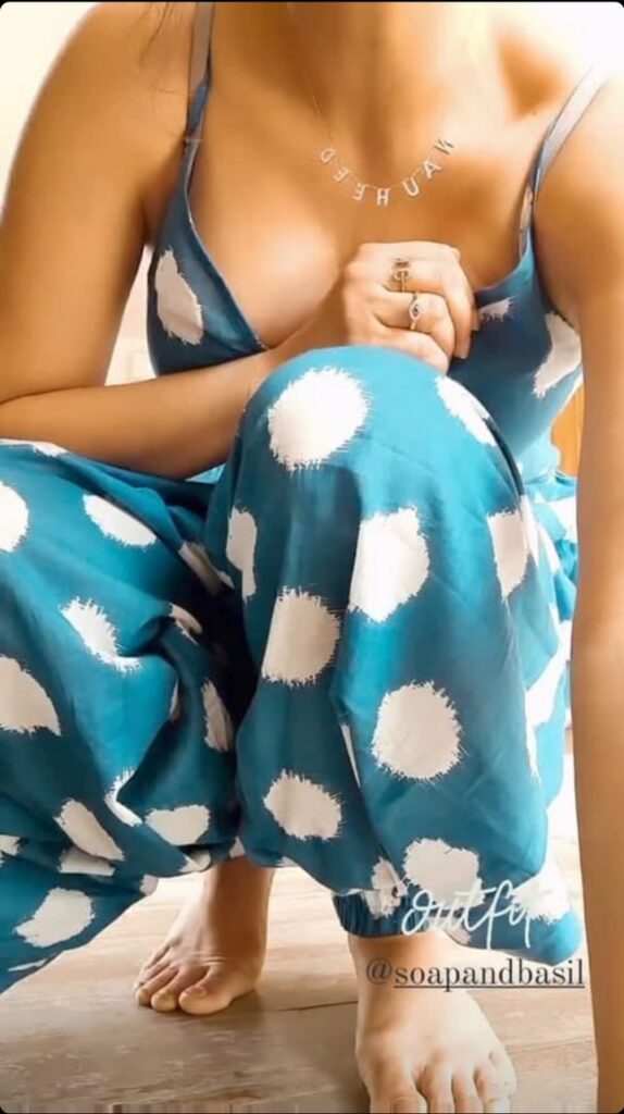 Nauheed Cyrusi Feet (8 sexy photos)