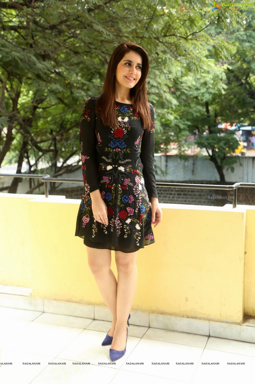 Rashi Khanna Feet