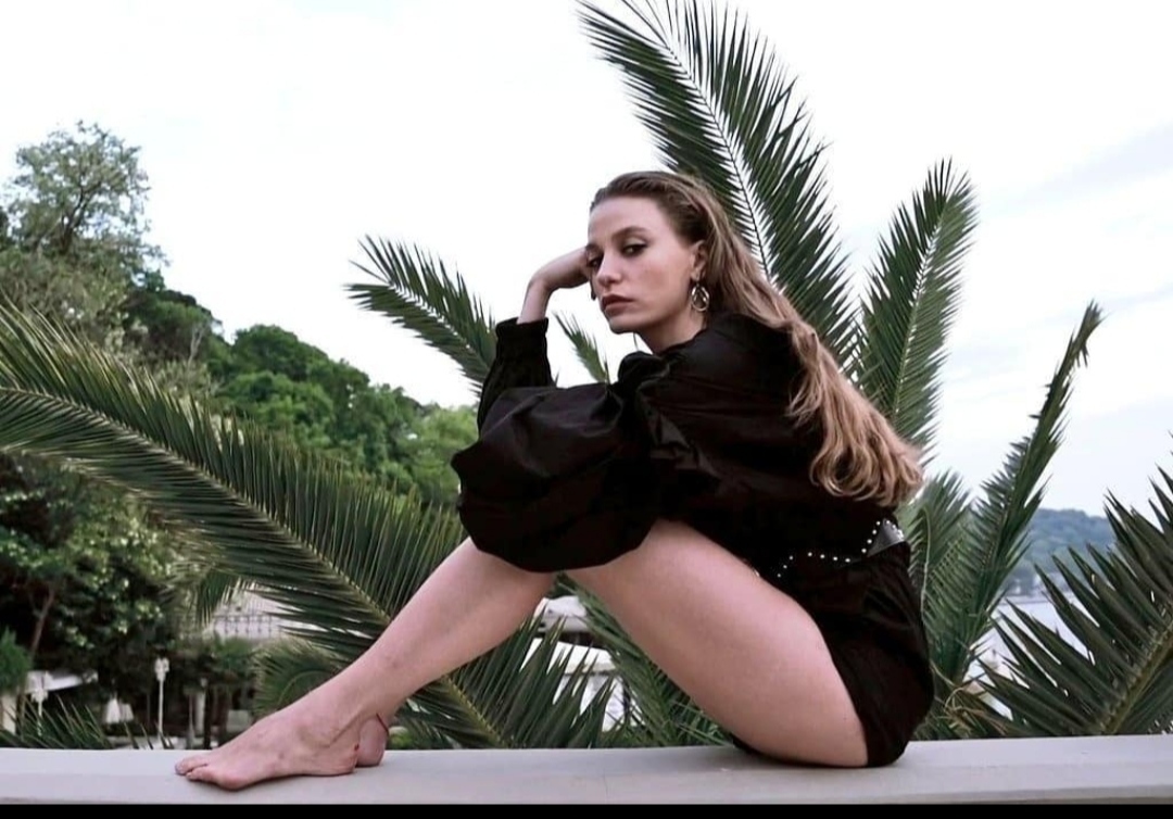 Serenay Sarikaya Feet