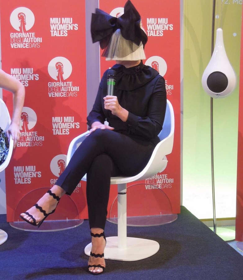 Sia Feet