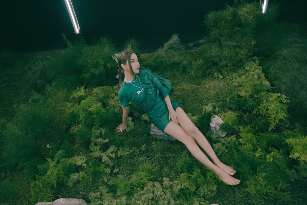 Yong Sun Kim Feet (2 pics)