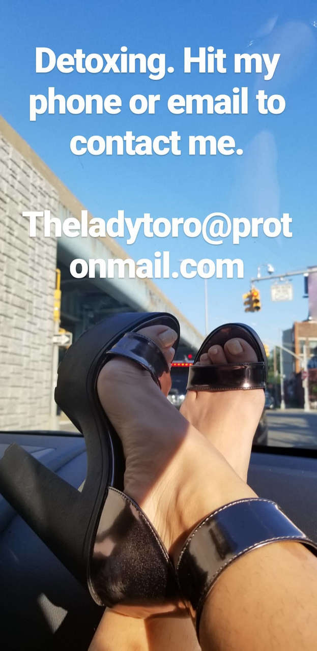 Lady Toro Feet